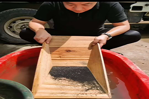 沙金選礦實(shí)驗(yàn)現(xiàn)場(圖2)