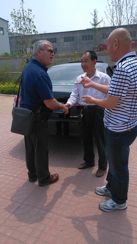 外國客戶前來我公司參觀考察淘金船設(shè)備(圖1) 外國客戶前來我公司參觀考察淘金船設(shè)備(圖1)