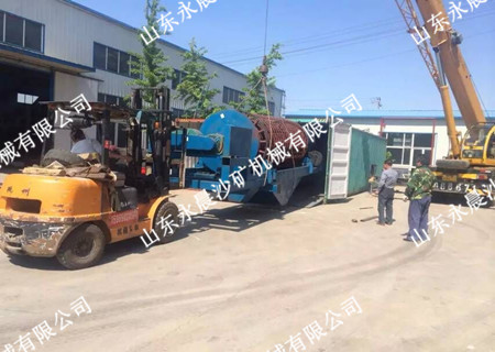 印尼客商成功訂購選金設(shè)備裝車現(xiàn)場(圖1) 印尼客商成功訂購選金設(shè)備裝車現(xiàn)場(圖1)