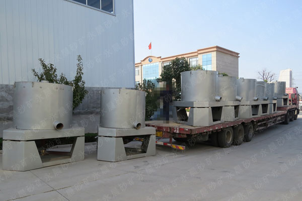 多種型號水套式離心機裝車現(xiàn)場(圖1) 多種型號水套式離心機裝車現(xiàn)場(圖1)