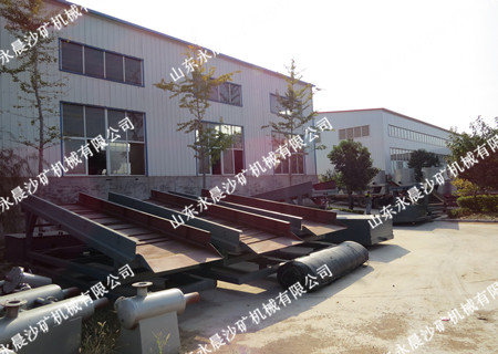水套式離心機與鼓動溜槽發(fā)貨現(xiàn)場(圖1) 水套式離心機與鼓動溜槽發(fā)貨現(xiàn)場(圖1)