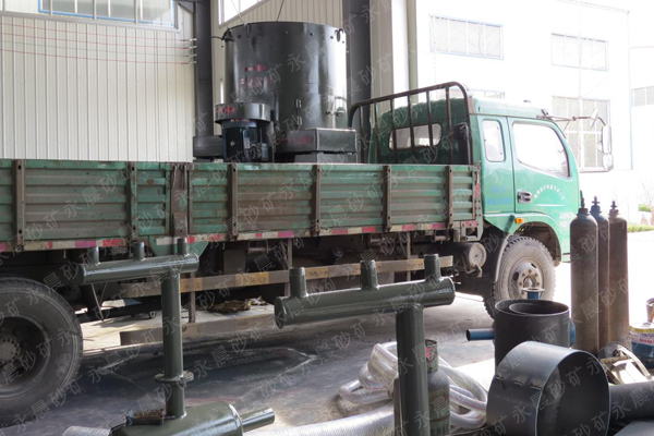 發(fā)往江西省的80型離心機(jī)裝車現(xiàn)場(chǎng)(圖1) 發(fā)往江西省的80型離心機(jī)裝車現(xiàn)場(chǎng)(圖1)
