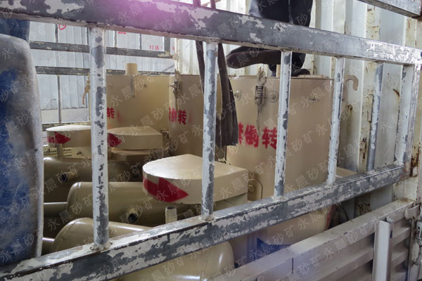 江西贛州市石城縣3臺(tái)30型離心機(jī)正在發(fā)貨(圖1)