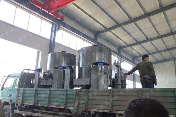 發(fā)往印度尼西亞的水套式離心機(jī)正在裝車(圖1)