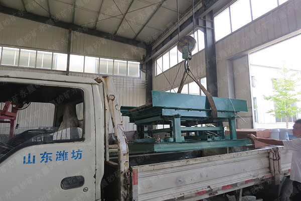 永晨發(fā)往廣西的鼓動溜槽裝車(圖2)