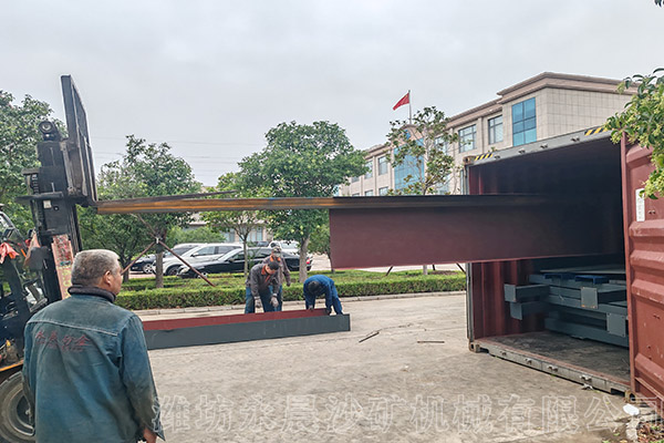 發(fā)往新西蘭的選金設(shè)備五號(hào)貨柜發(fā)貨現(xiàn)場(chǎng)(圖2)