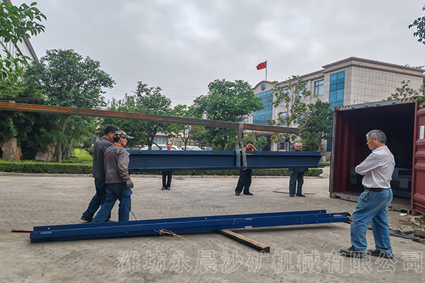 發(fā)往新西蘭的選金設(shè)備五號(hào)貨柜發(fā)貨現(xiàn)場(chǎng)(圖3)